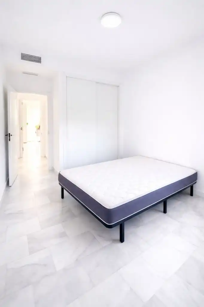 Dormitori de Apartament de lloguer en Marbella amb Aire condicionat, Calefacció i Jardí privat