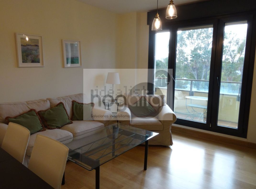 Sala d'estar de Pis de lloguer en  Sevilla Capital amb Aire condicionat, Terrassa i Piscina