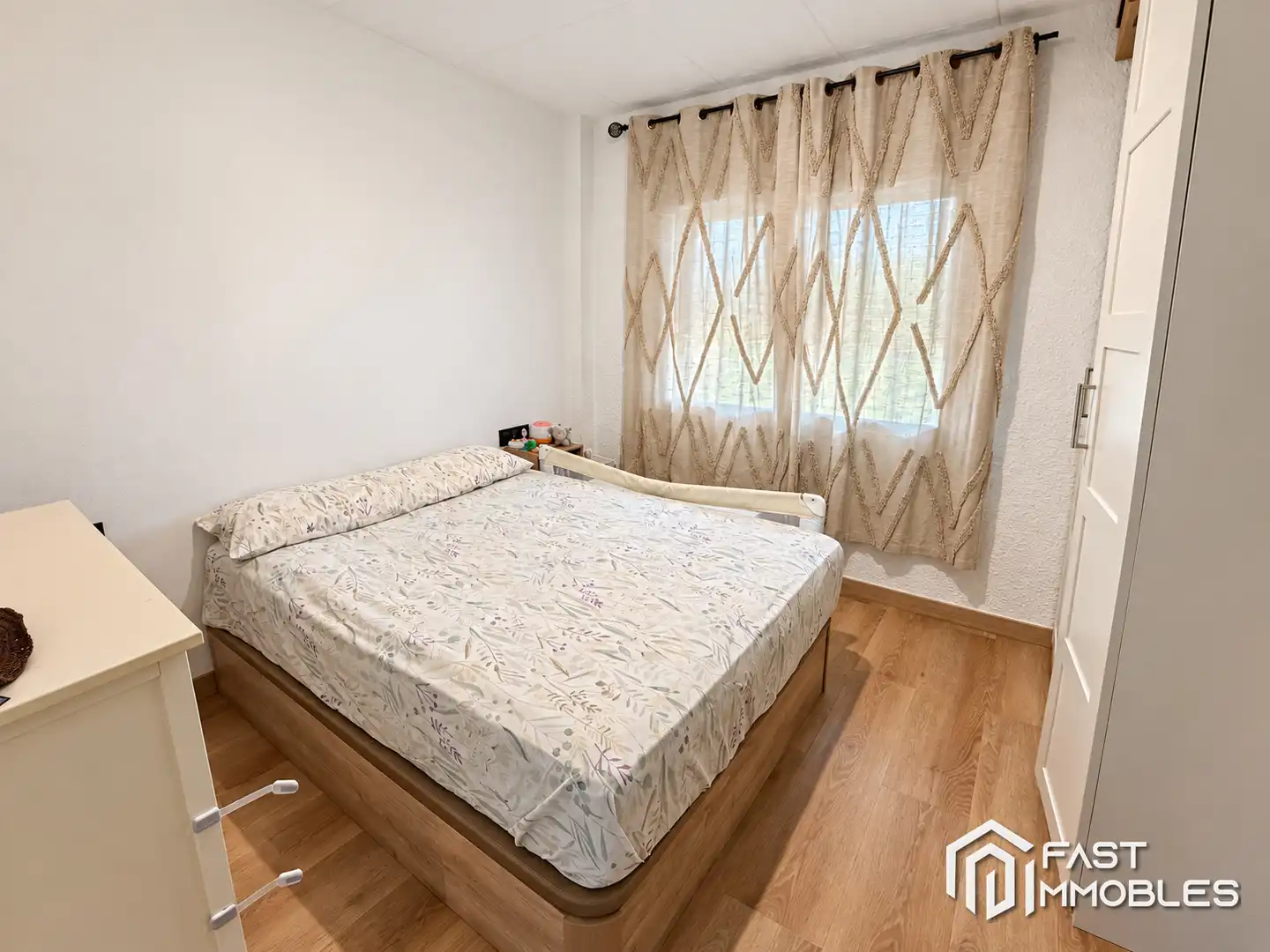 Habitación de Casa adosada en venta en Ponent