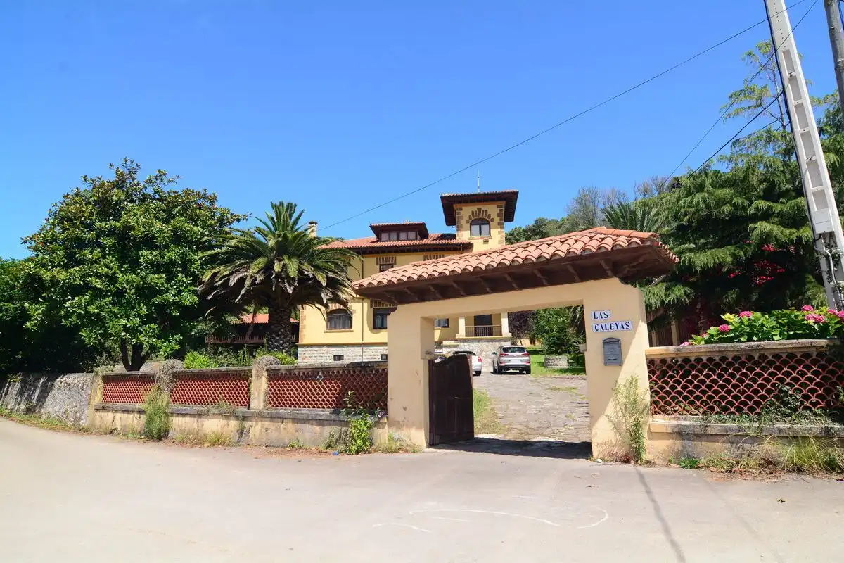 Vista exterior de Casa o xalet en venda en Llanes amb Calefacció, Jardí privat i Traster