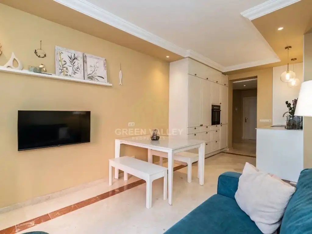Wohnzimmer von Wohnung zum Verkauf in Marbella mit Klimaanlage, Privatgarten und Terrasse
