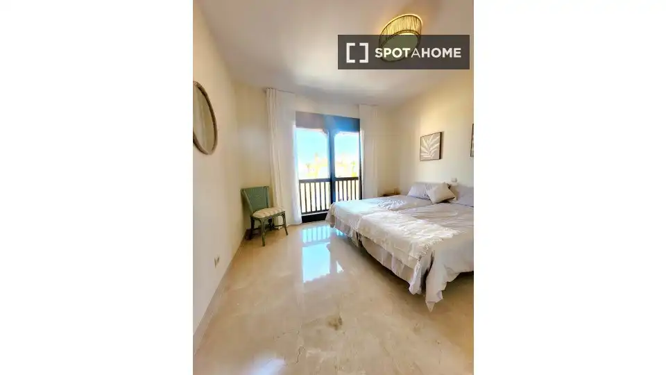 Dormitori de Apartament per a compartir en Mijas amb Aire condicionat, Terrassa i Moblat