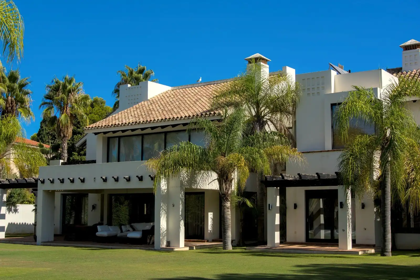 Vista exterior de Casa o xalet en venda en Marbella amb Aire condicionat, Jardí privat i Parquet