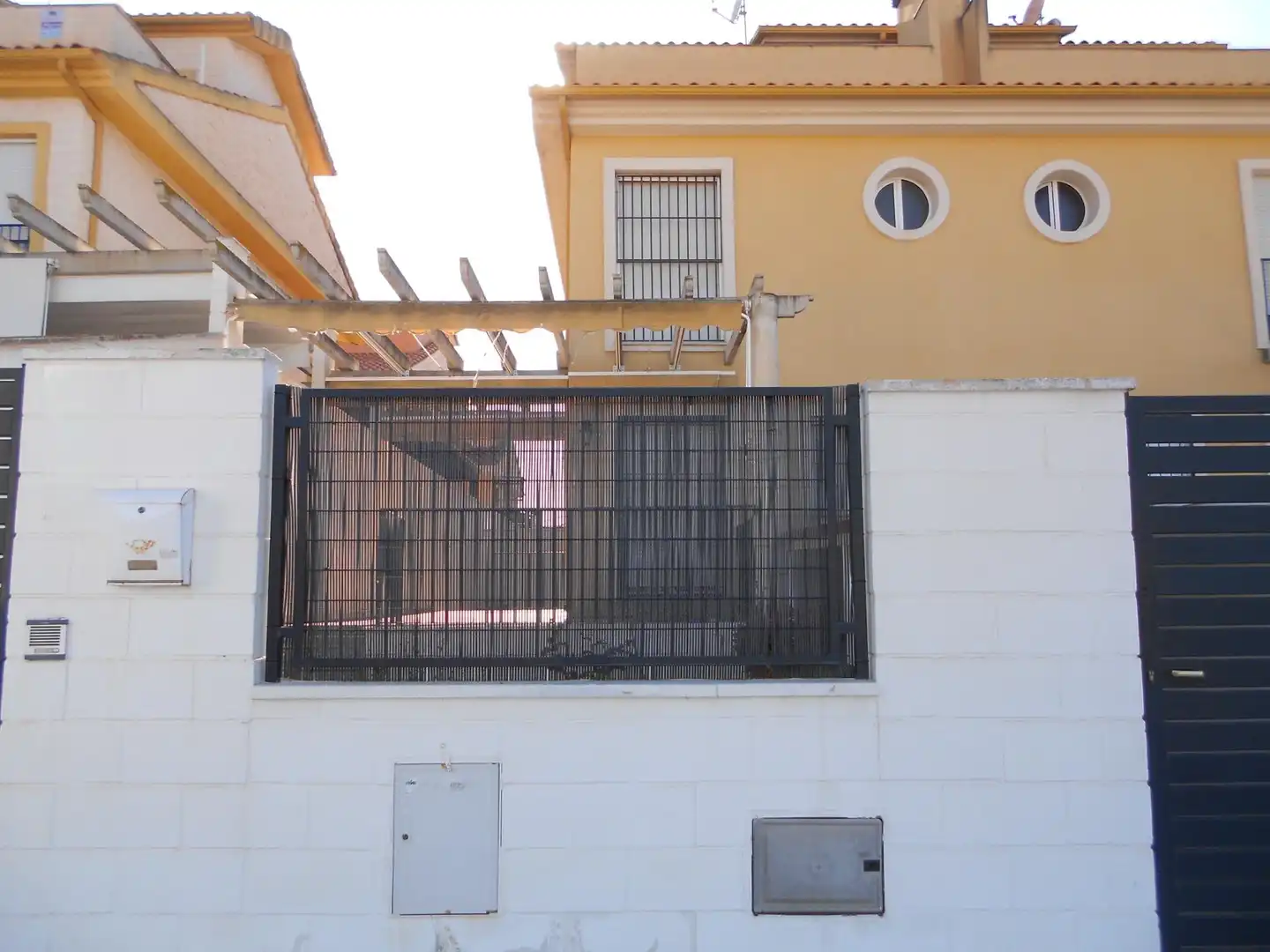 Außenansicht von Einfamilien-Reihenhaus zum Verkauf in Murcia mit Klimaanlage, Heizung und Privatgarten