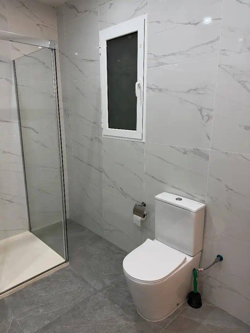 Baño de Piso de alquiler en Barcelona con Aire acondicionado, Parquet y Amueblado