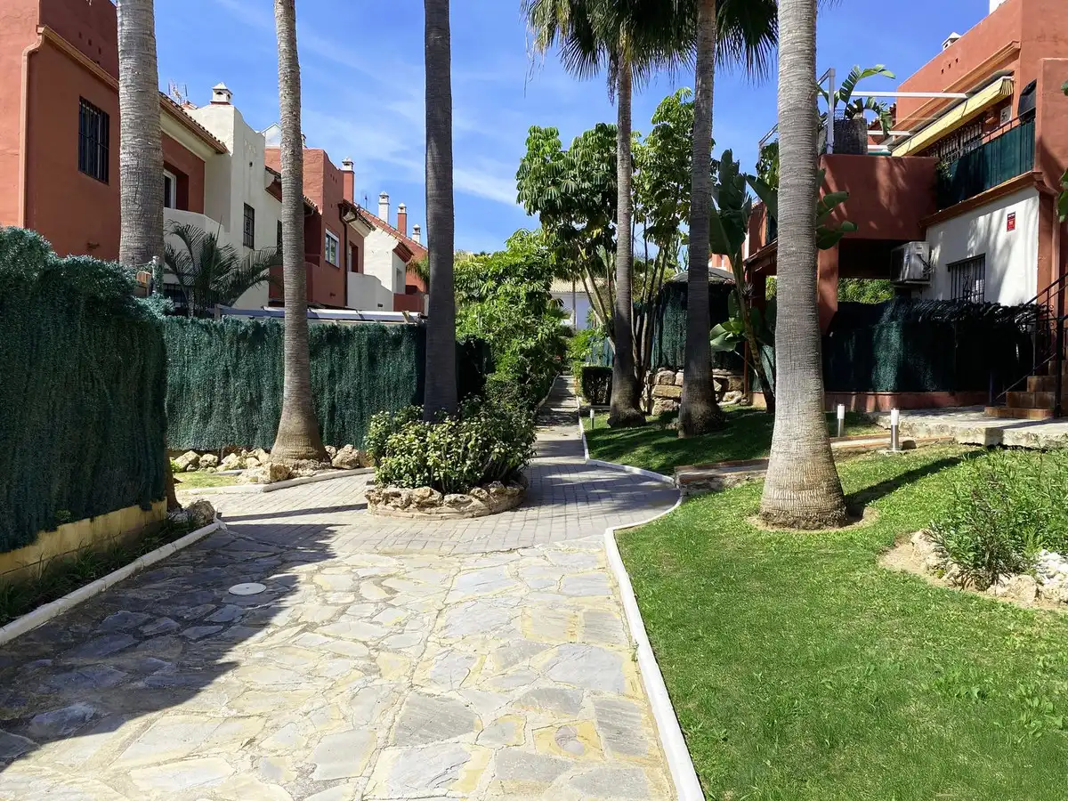 Vista exterior de Casa adosada en venta en Estepona con Aire acondicionado, Terraza y Trastero