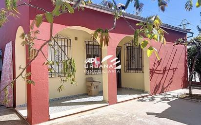 Vista exterior de Casa o xalet en venda en Lucena amb Jardí privat, Piscina i Piscina comunitària