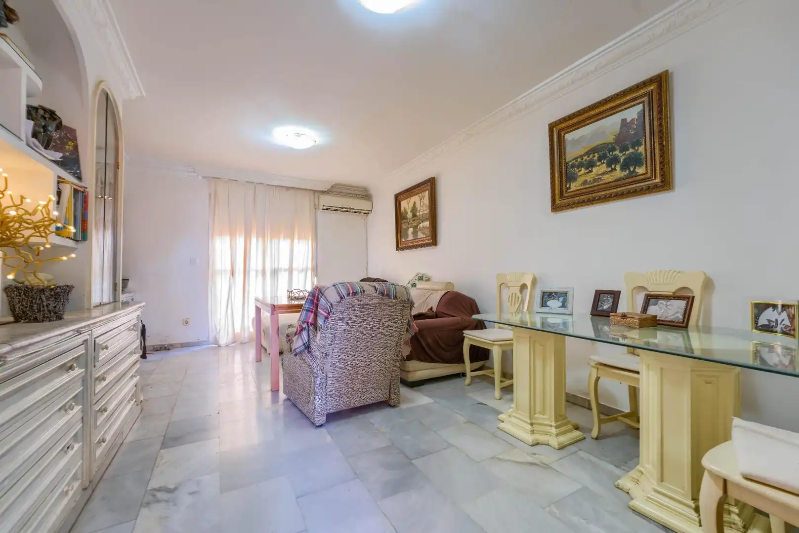 Wohnzimmer von Einfamilien-Reihenhaus zum Verkauf in Bormujos