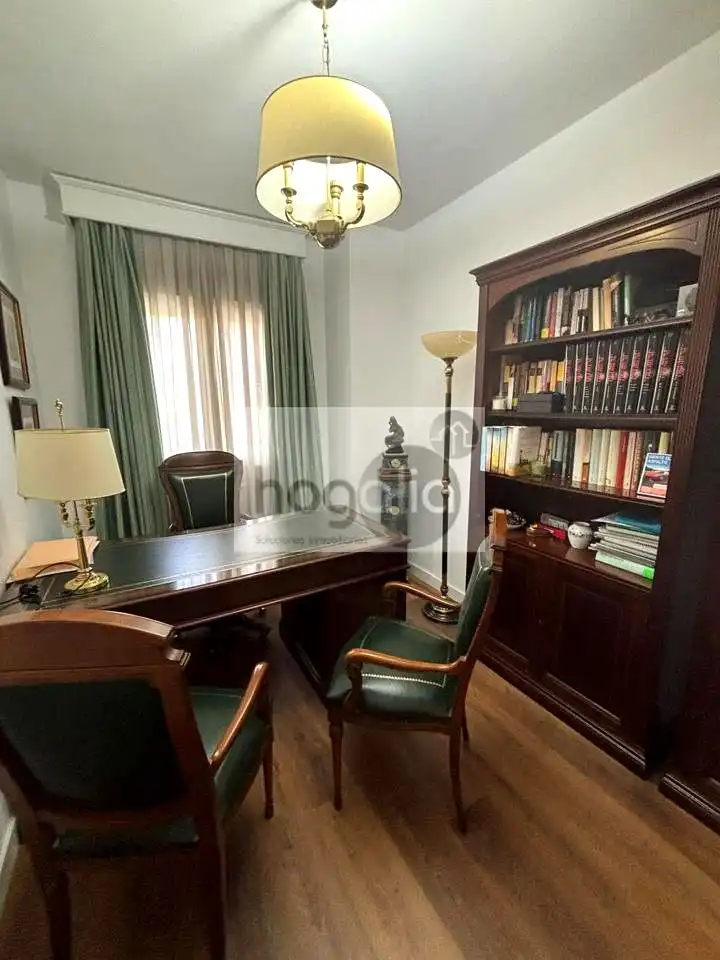 Wohnung zum Verkauf in Sevilla mit Klimaanlage, Terrasse und Gemeinschaftspool