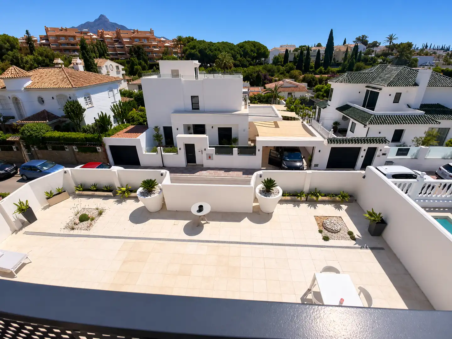 Vista exterior de Casa o xalet en venda en Marbella amb Aire condicionat, Jardí privat i Terrassa