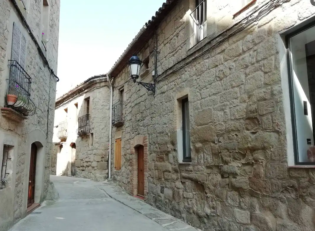 Vista exterior de Edifici en traspas en Casserres amb Alarma