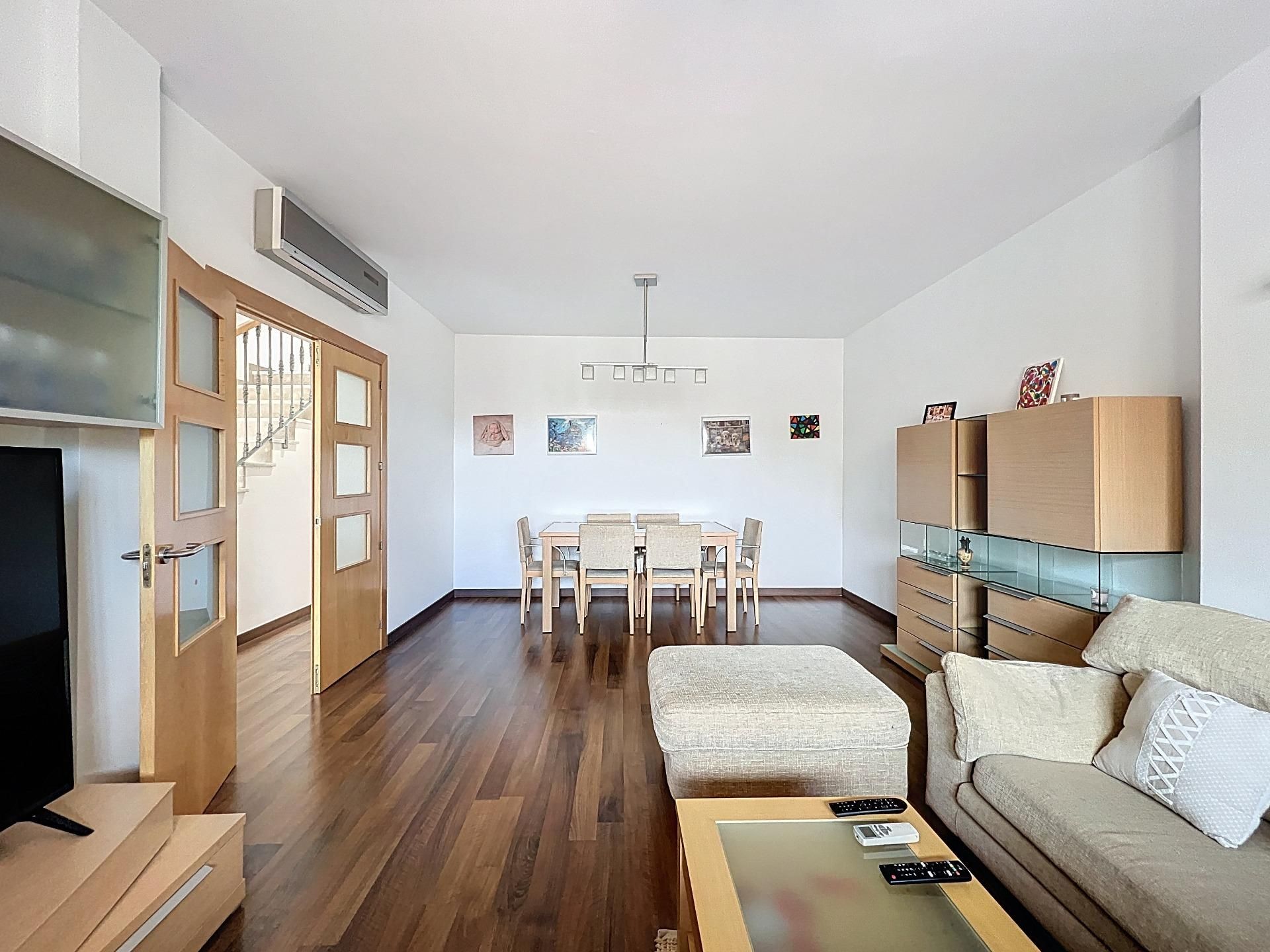 Sala d'estar de Casa adosada en venda en Rioja amb Aire condicionat, Terrassa i Balcó