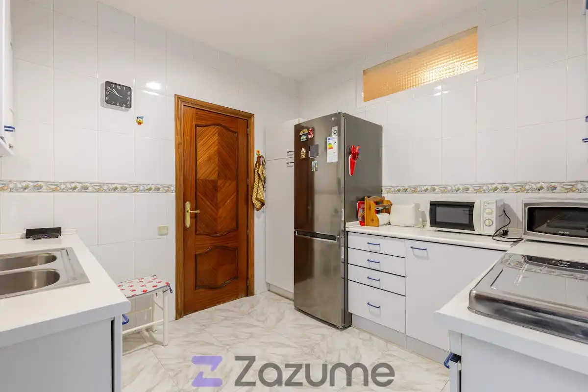 Kitchen of Flat for rent in Madrid  with Heating, Furnished and Washing machine
