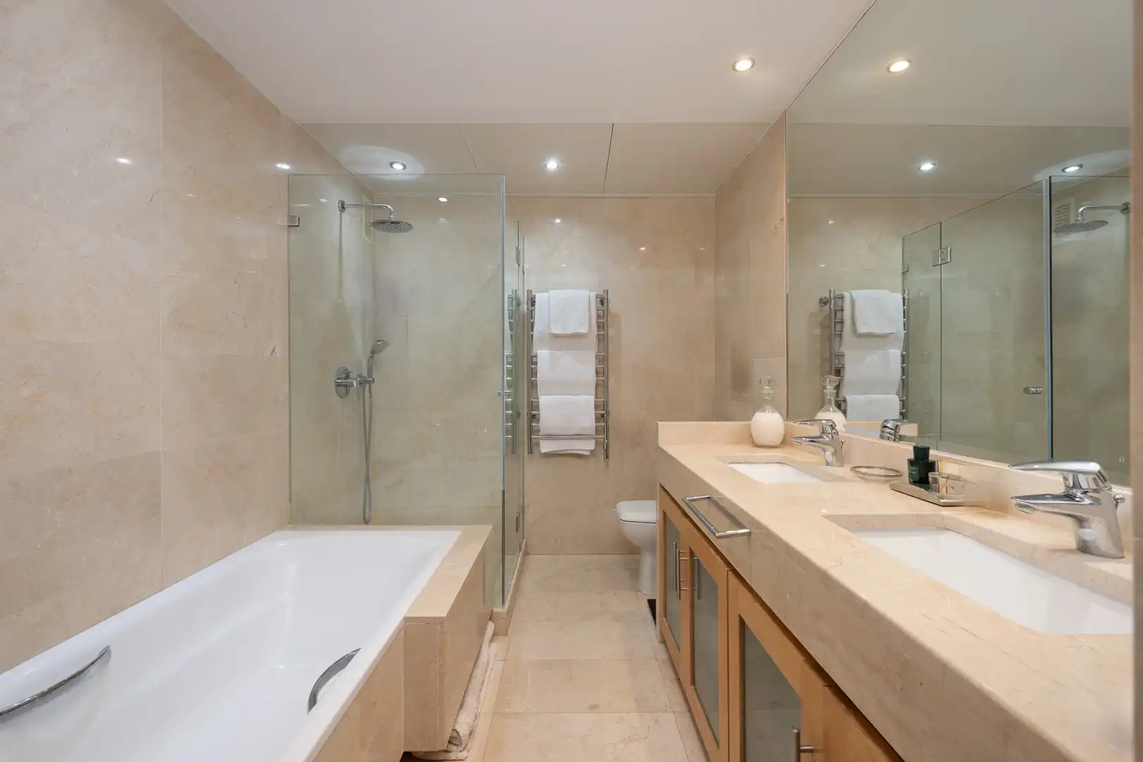 Bathroom of Ground floor for sale in Estepona  with Air Conditioner, Terrace and Swimming Pool