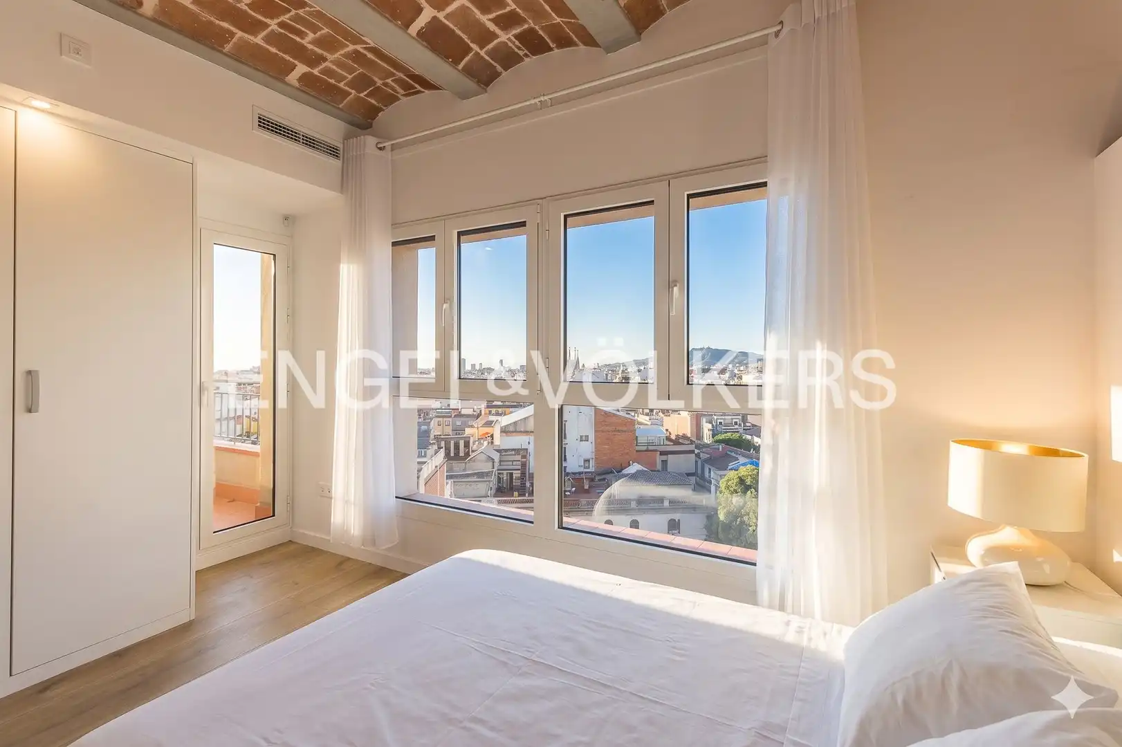 Schlafzimmer von Dachboden zum Verkauf in Barcelona mit Klimaanlage, Heizung und Parkett