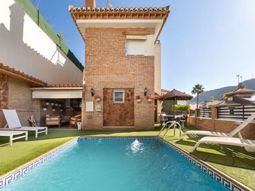Xalet amb piscina en venda a C. la Iruela, 45