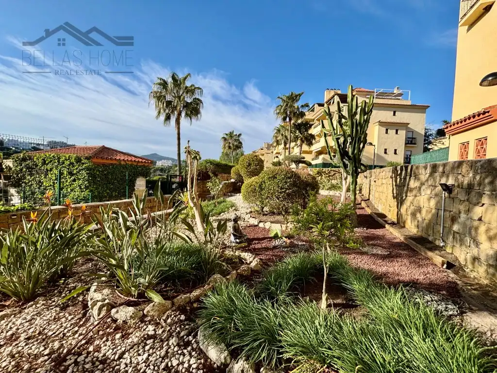 Vista exterior de Piso en venta en Estepona con Aire acondicionado, Terraza y Piscina