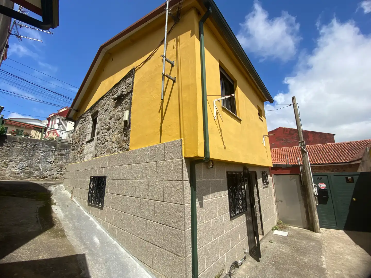 Vista exterior de Casa adosada en venta en Vigo  con Parquet