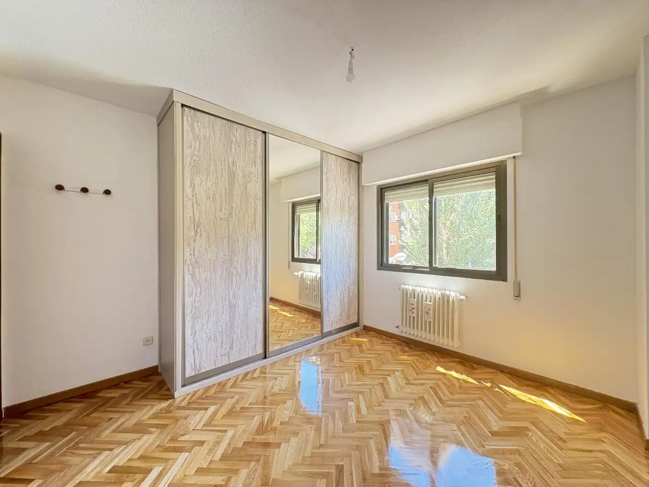 Schlafzimmer von Wohnung zur Miete in Madrid mit Klimaanlage, Heizung und Parkett