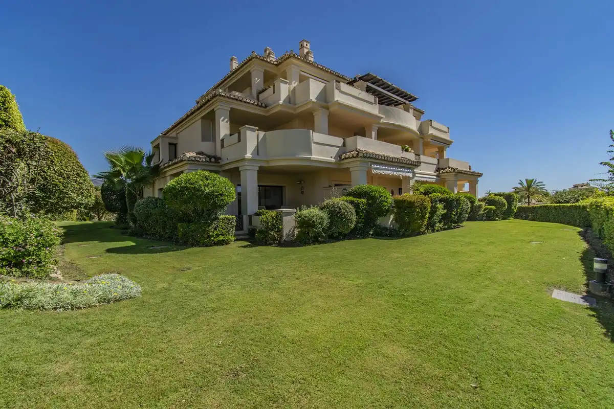 Vista exterior de Apartament en venda en Benahavís amb Aire condicionat, Jardí privat i Moblat