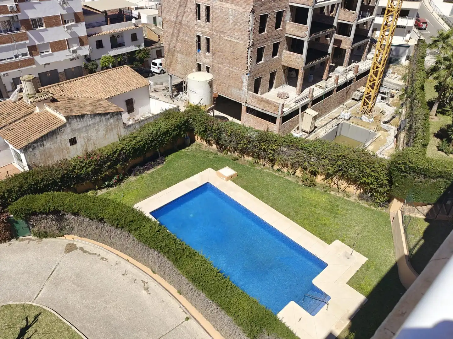 Piscina de Ático de alquiler en Benalmádena con Aire acondicionado, Jardín privado y Amueblado