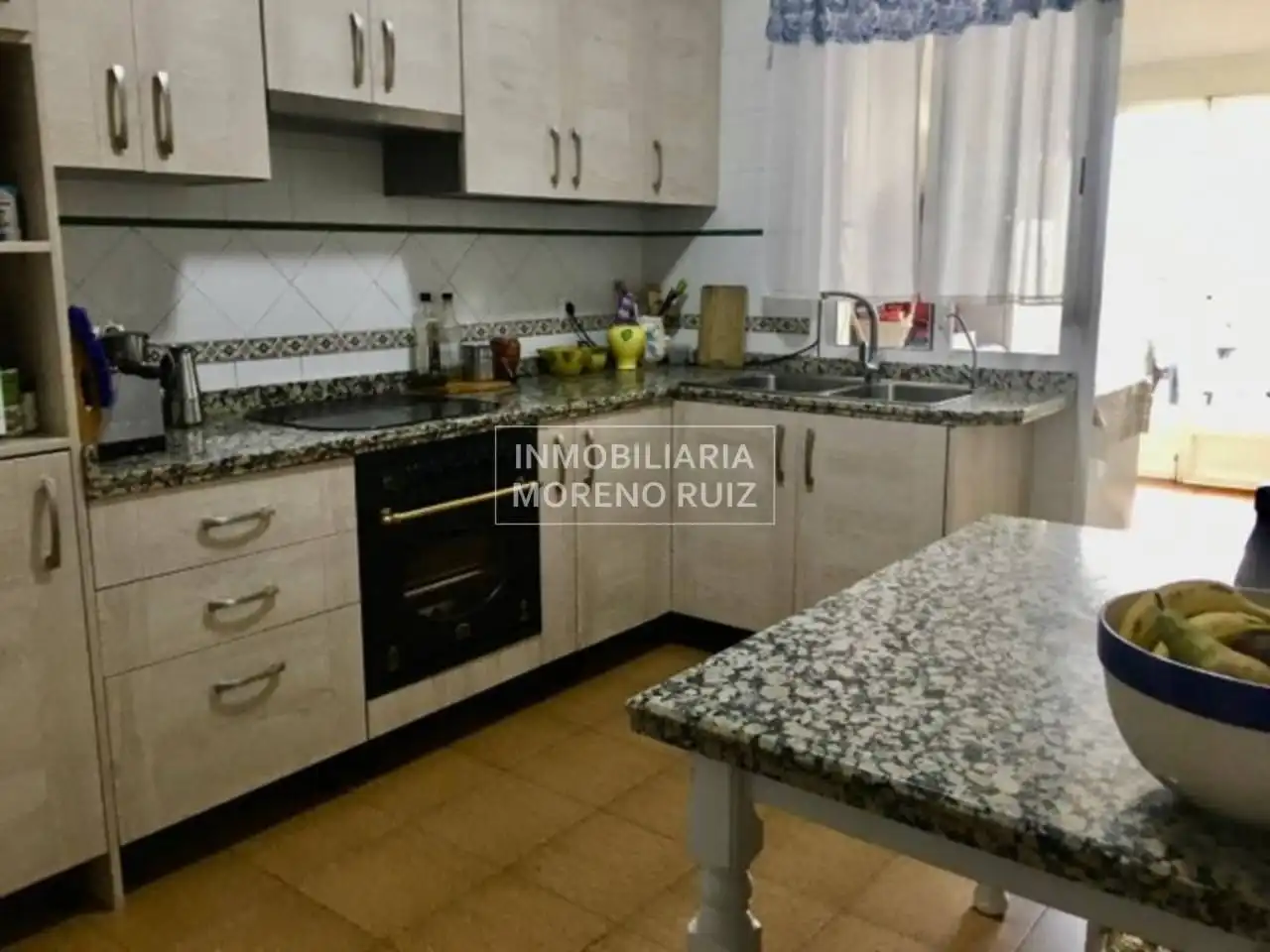 CASA CON PATIO Y COCHERA., immagine 2