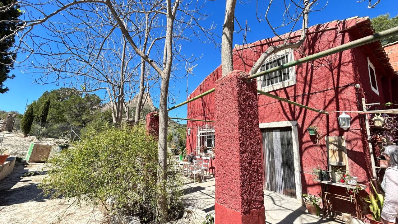 Vista exterior de Casa o xalet en venda en Relleu amb Calefacció, Jardí privat i Moblat