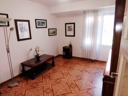 Sala d'estar de Pis en venda en Gijón  amb Jardí privat, Parquet i Moblat