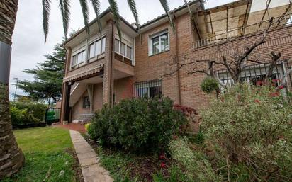 Vista exterior de Casa o xalet en venda en El Astillero   amb Terrassa