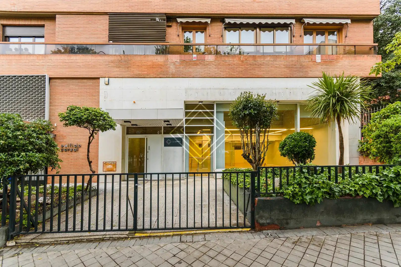 Vista exterior de Local en venda en Madrid amb Aire condicionat, Calefacció i Alarma