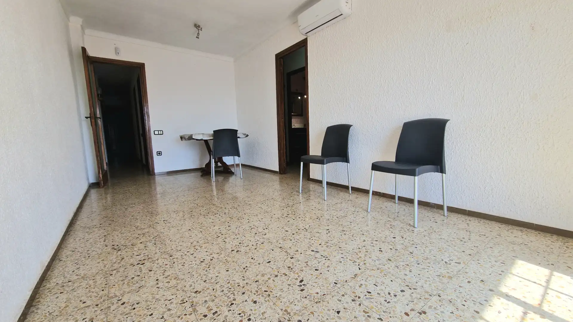 Wohnzimmer von Dachboden zum Verkauf in Santa Coloma de Gramenet mit Klimaanlage, Heizung und Terrasse