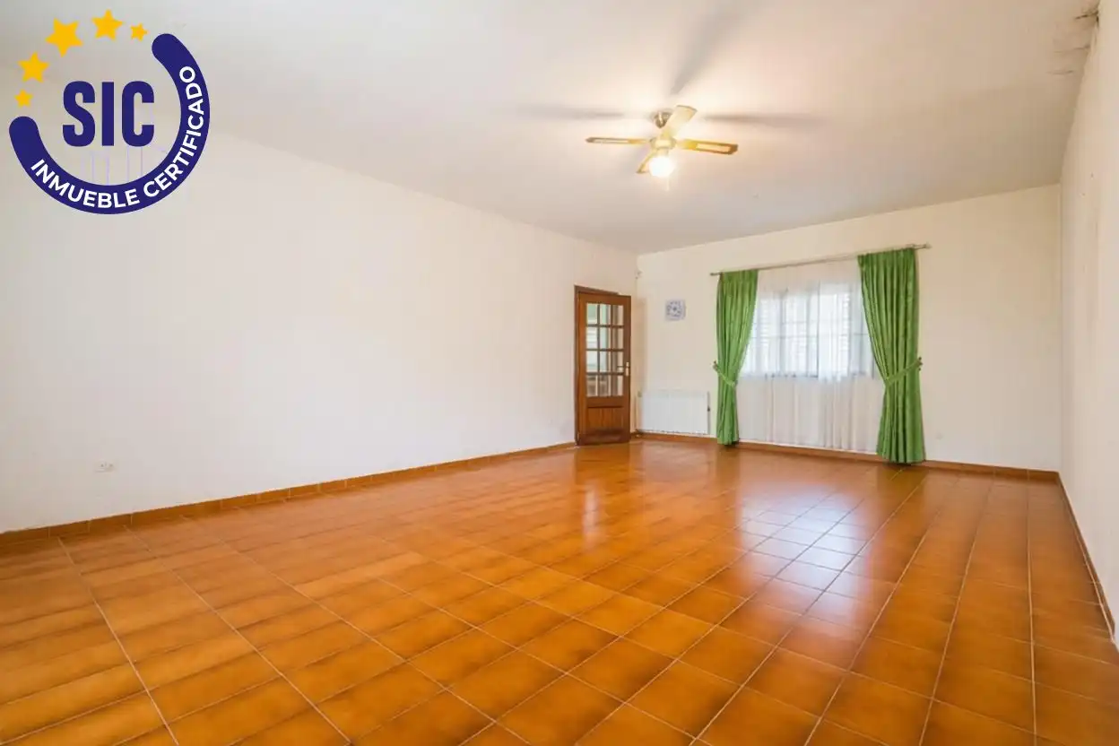 Sala de estar de Casa o chalet en venta en Serra con Aire acondicionado, Calefacción y Jardín privado