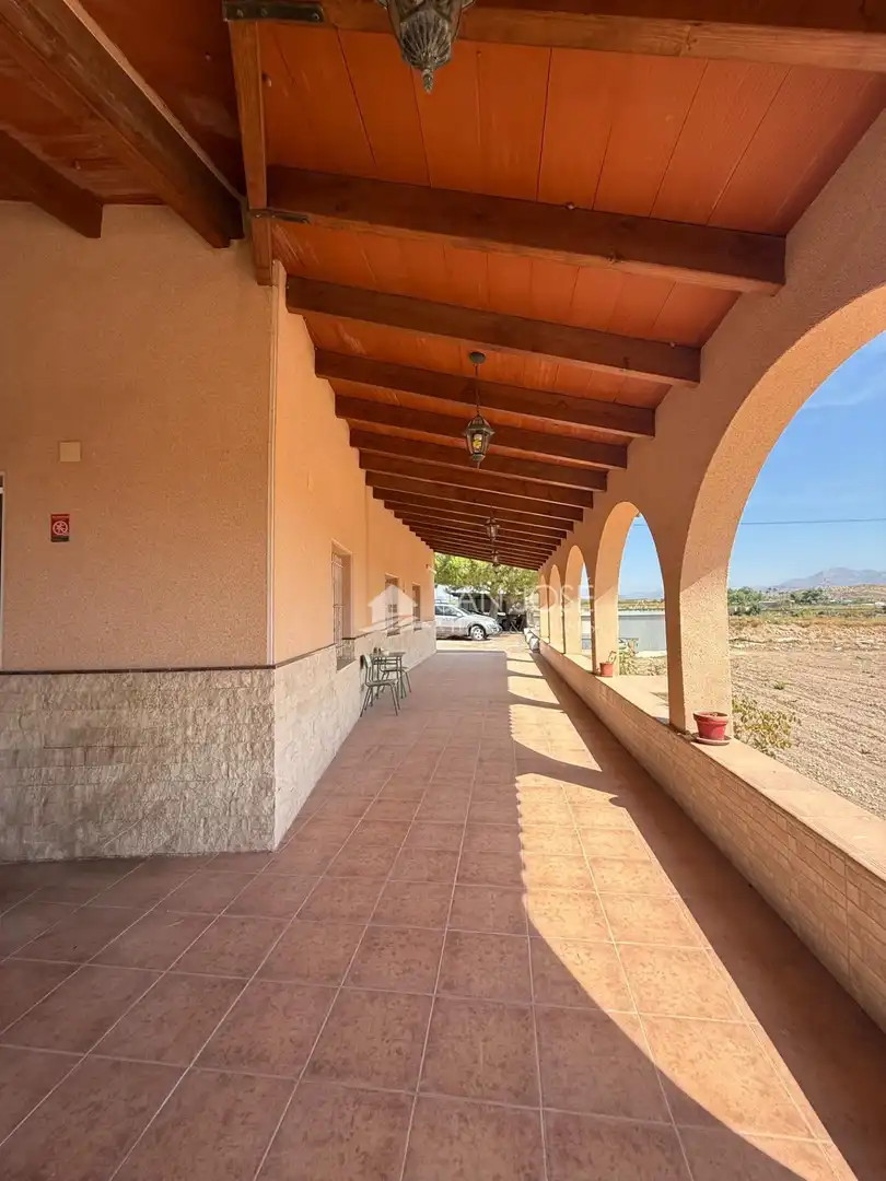 Chalet con jardín en venta en Novelda
