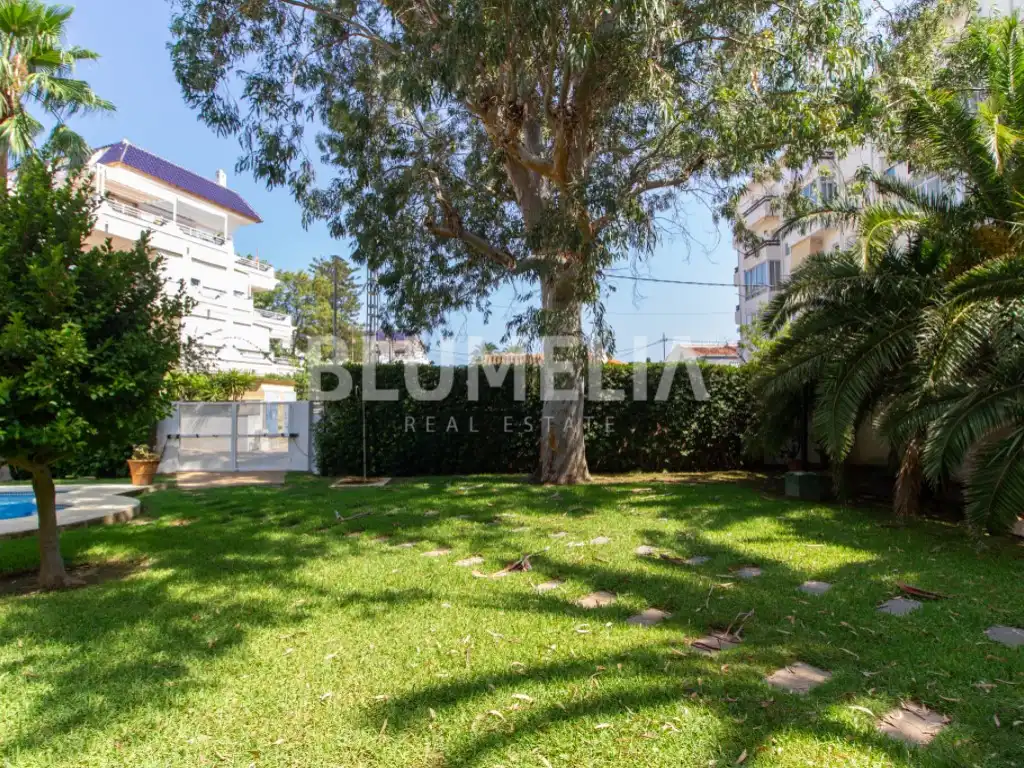 Vista exterior de Casa o xalet en venda en Dénia amb Aire condicionat, Jardí privat i Terrassa
