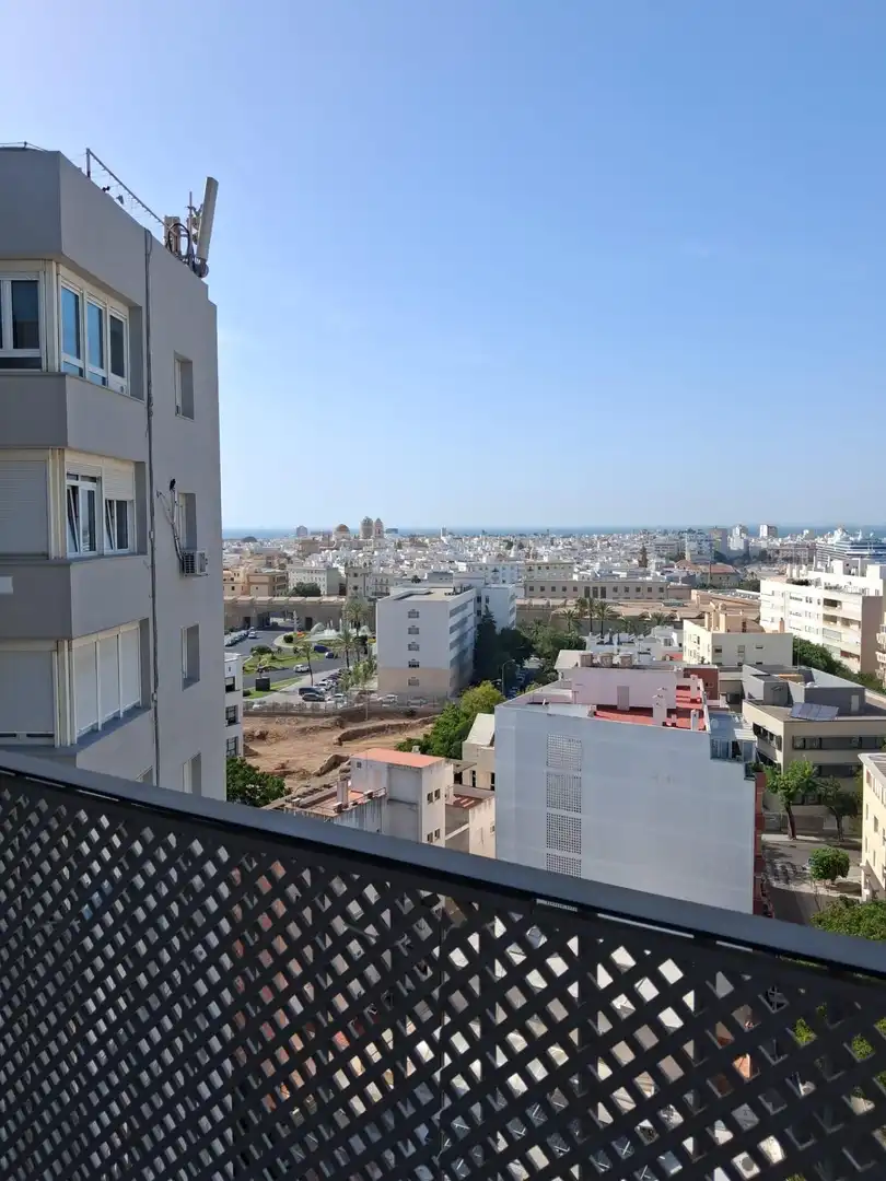 Vista exterior de Piso de alquiler en Cádiz con Aire acondicionado y Balcón