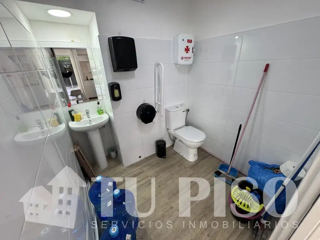 Bathroom of Commercial properties for rent in Benidorm  with Air Conditioner, Heating and Internet