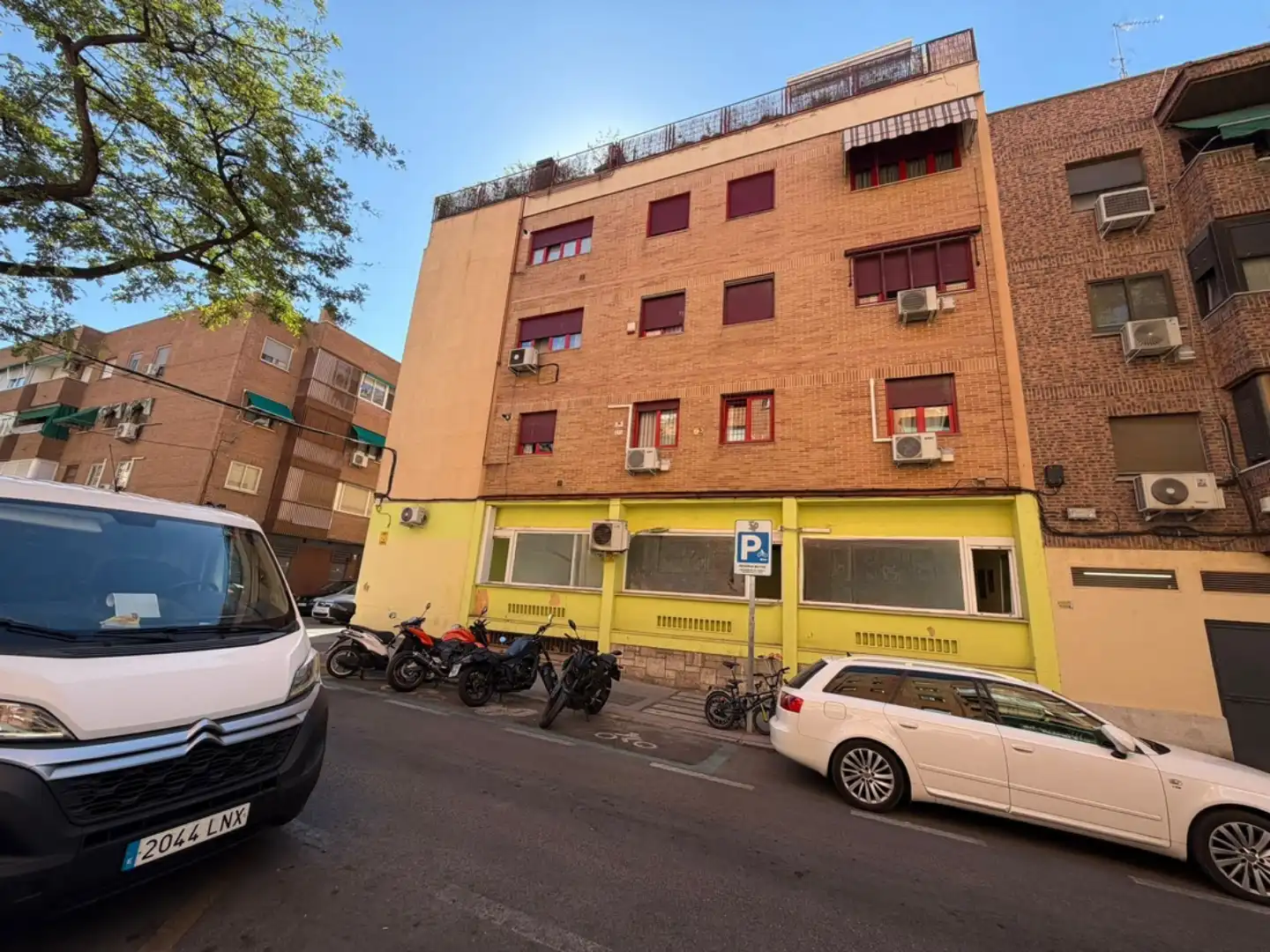 Vista exterior de Local de lloguer en Ciudad Lineal