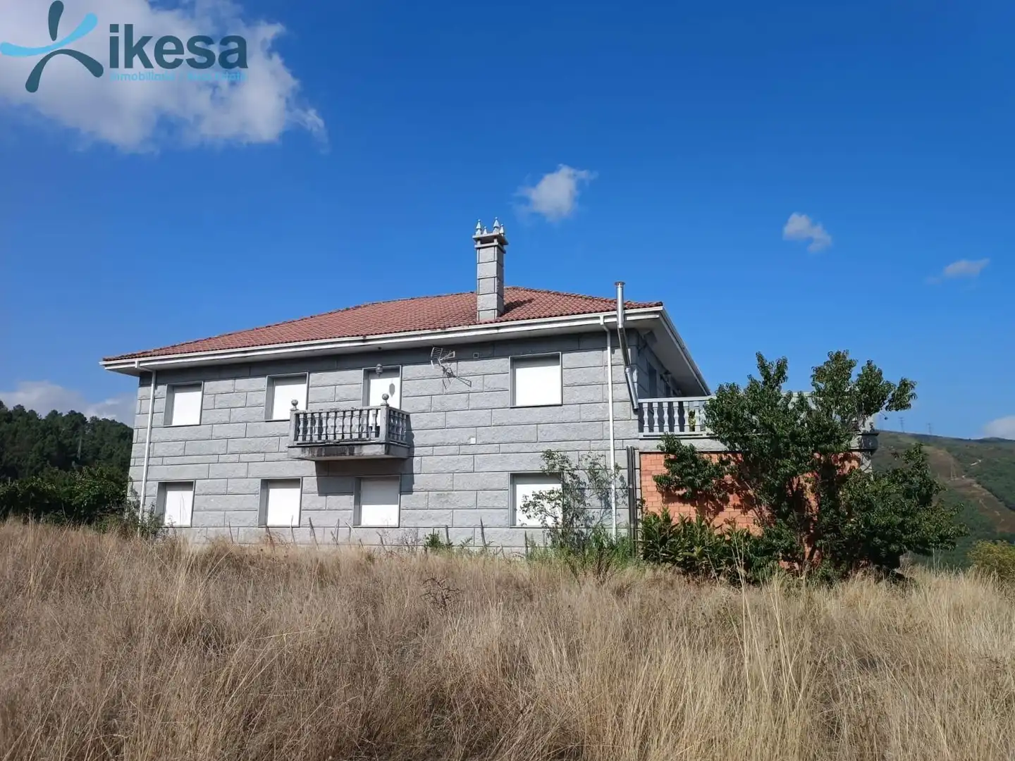 Vista exterior de Casa o xalet en venda en Entrimo amb Jardí privat