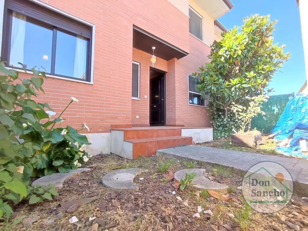 Vista exterior de Casa adosada en venta en Viana de Cega con Calefacción, Jardín privado y Terraza