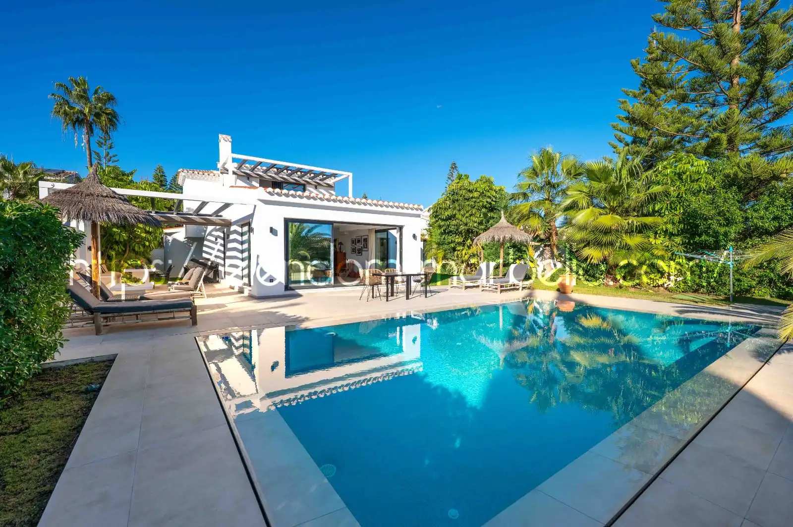 Detached house with pool for sale in Elviria - Cabopino, imagen 3