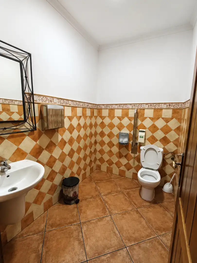 Bany de Local en venda en La Carlota amb Aire condicionat, Calefacció i Terrassa