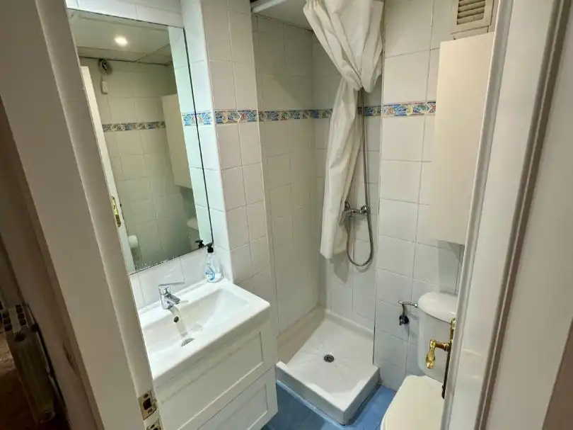 Bathroom of Flat for rent in  Valencia Capital  with Air Conditioner