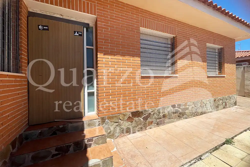 Vista exterior de Casa adosada en venda en La Mata amb Jardí privat
