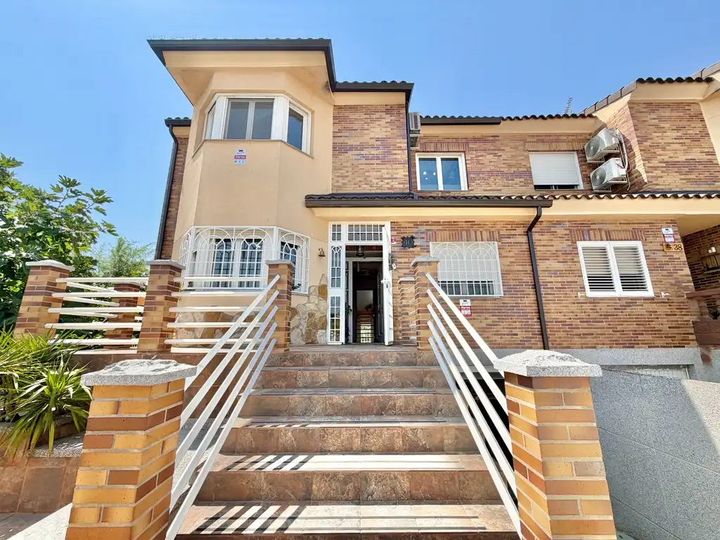 Vista exterior de Casa adosada en venda en Ugena amb Aire condicionat, Calefacció i Jardí privat