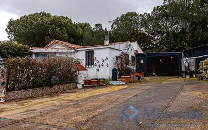 Vista exterior de Casa o xalet en venda en Uceda amb Terrassa i Piscina