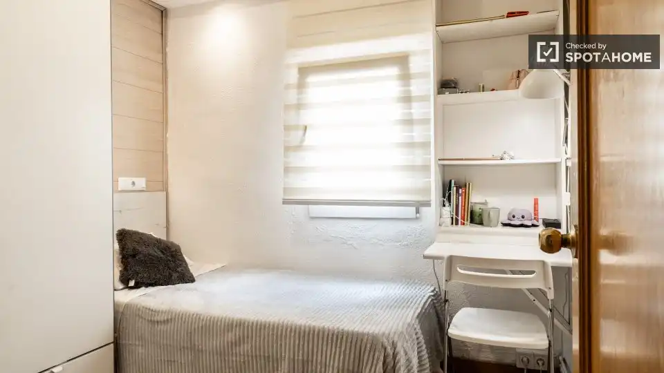 Bedroom of Flat for rent in Madrid  with Air Conditioner, Heating and Furnished