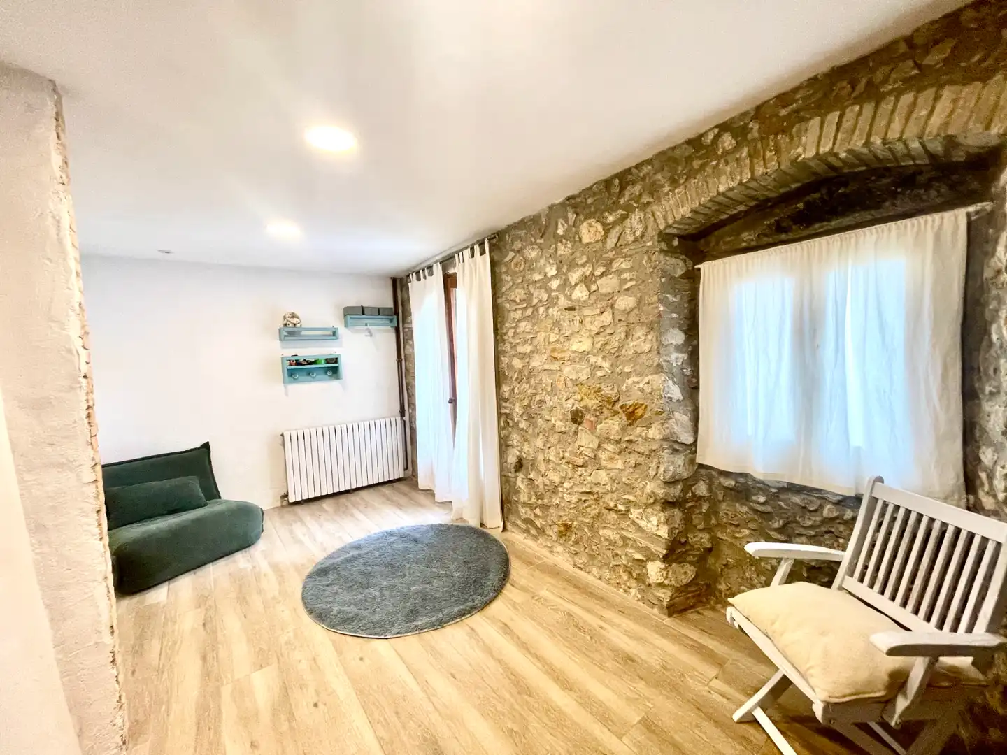 Sala d'estar de Casa adosada en venda en L'Escala amb Calefacció, Terrassa i Moblat