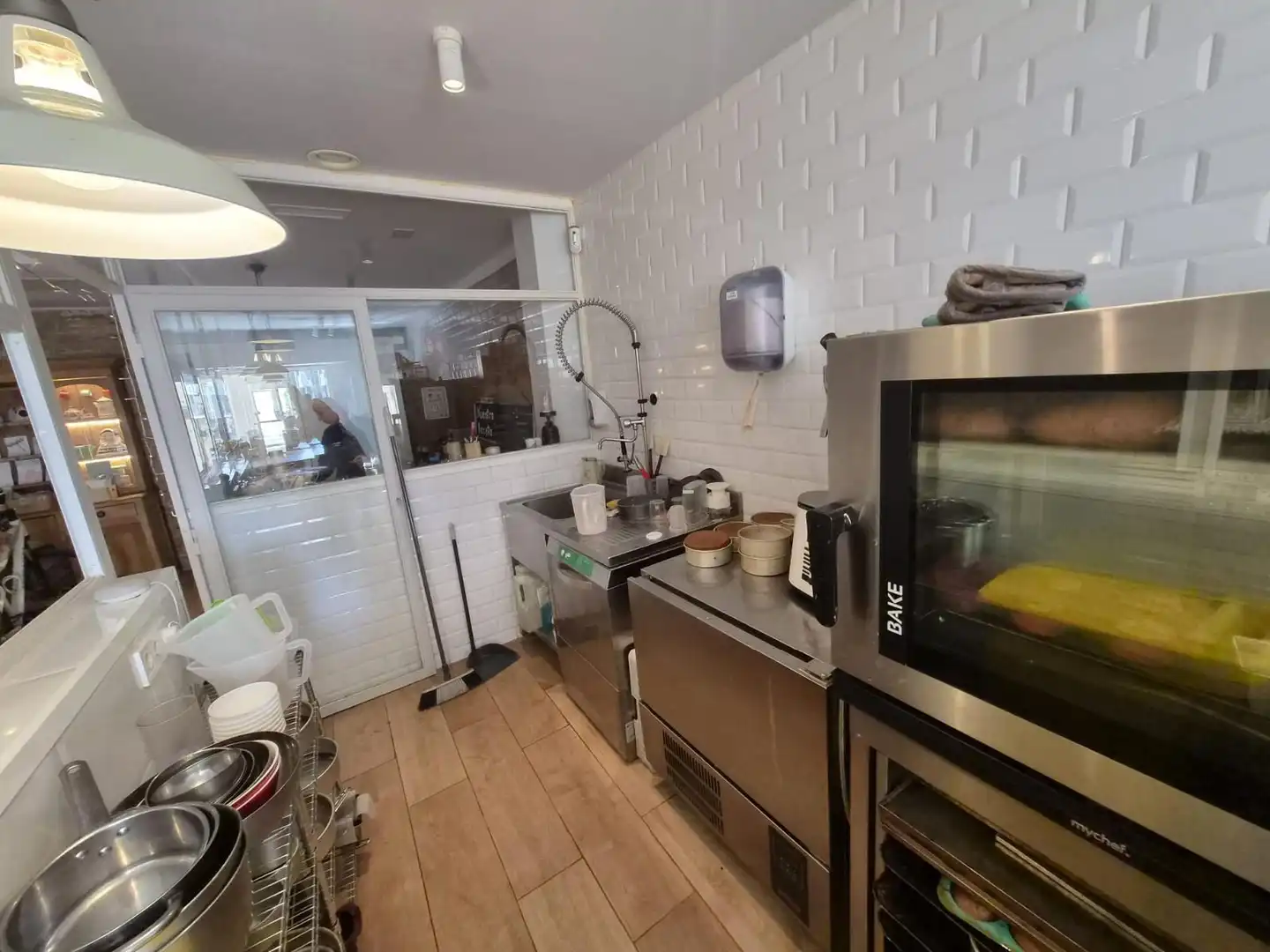 Cuina de Local en traspas en Barcelona amb Aire condicionat i Moblat