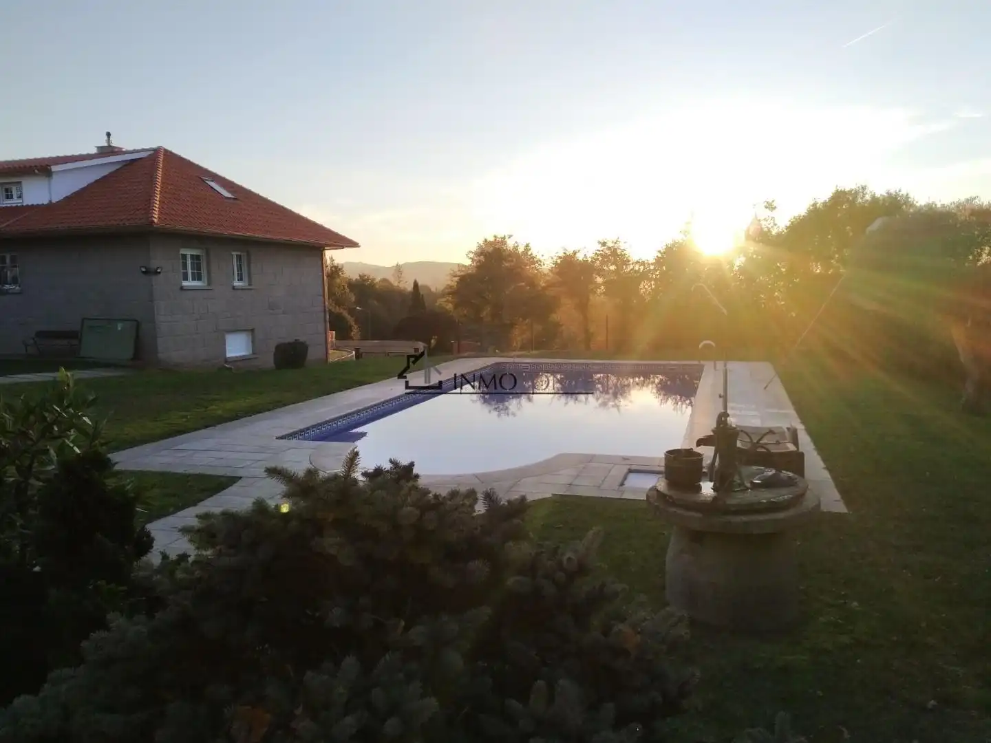 Piscina de Casa o xalet en venda en Pontevedra Capital  amb Jardí privat