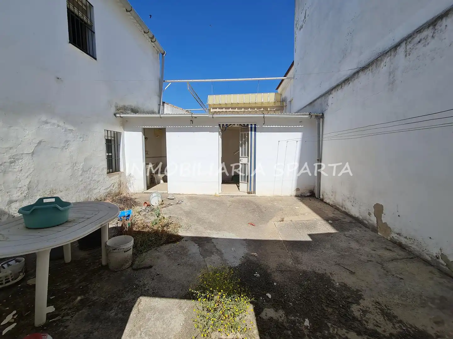 Vista exterior de Casa adosada en venda en Sanlúcar la Mayor amb Jardí privat i Balcó